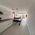 Seaview Modern In Downtown